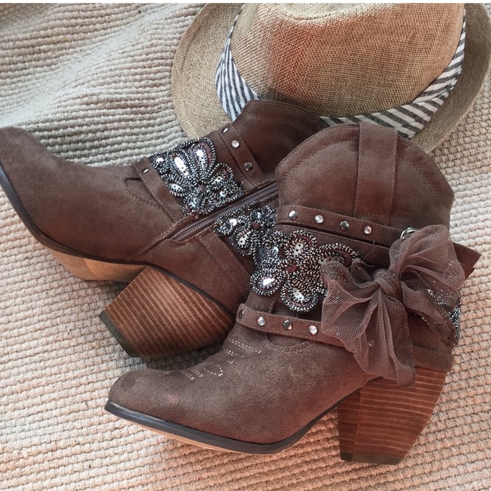 Buckle, Not Rated Shortie heeled boots